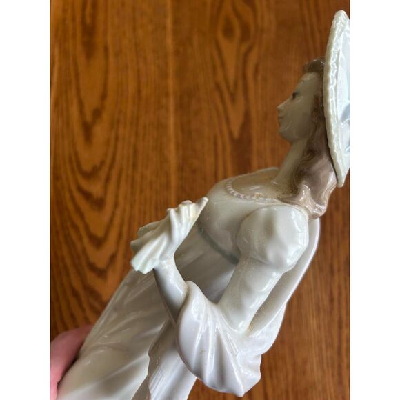 Lladro Dainty Lady #4934 - damaged hands - Picture 3 of 4